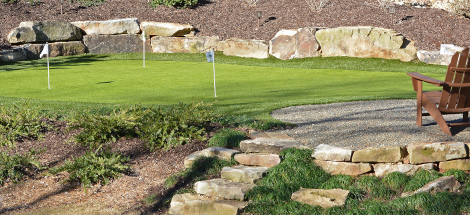 /corporate/images/backyard putting green with seating 940x430.jpg